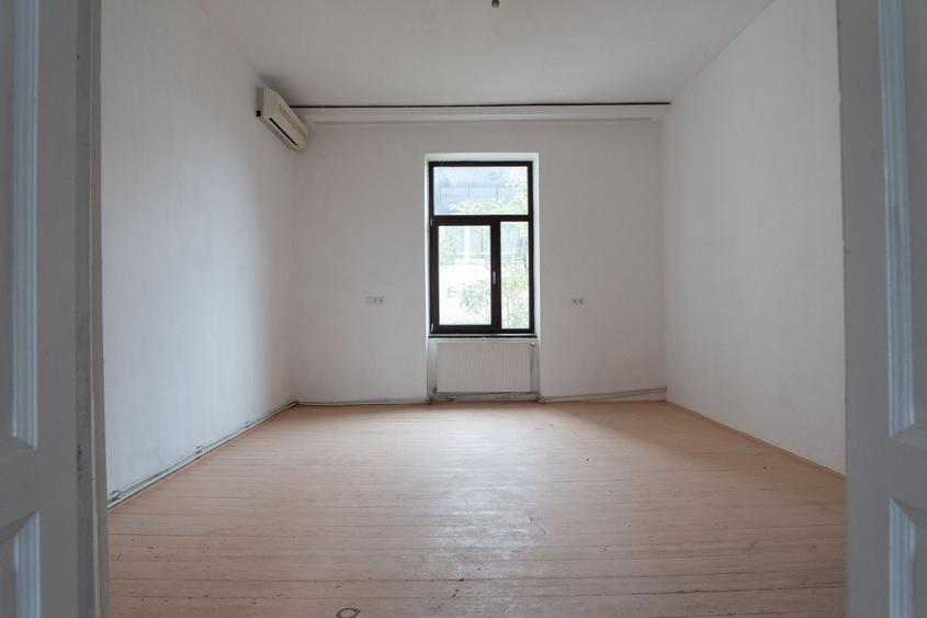 De vanzare Cladire bloc Istoric Central Arad D+P+E+M curte proprie
