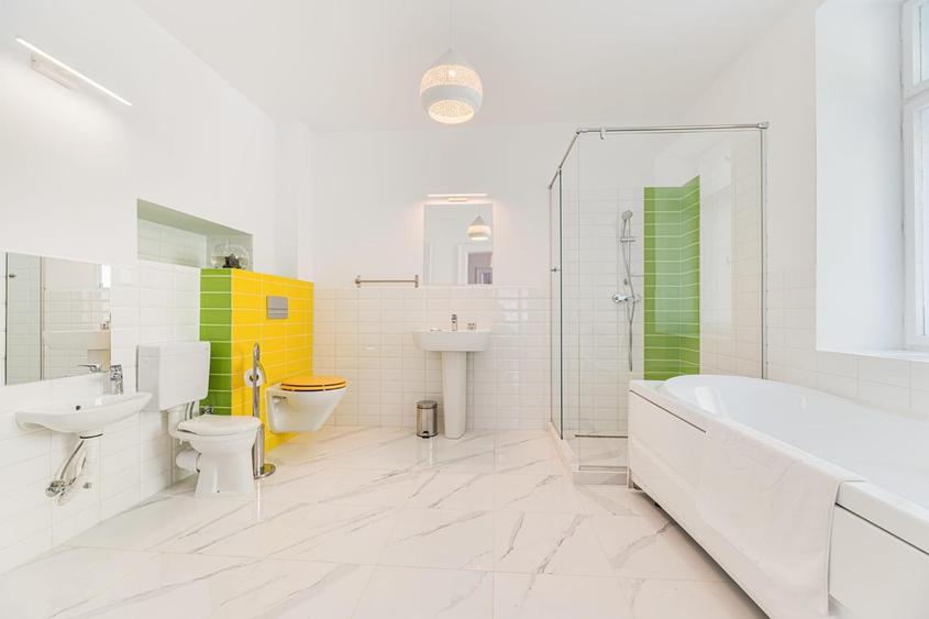 Pensiune 650 m2 , Str Castelului