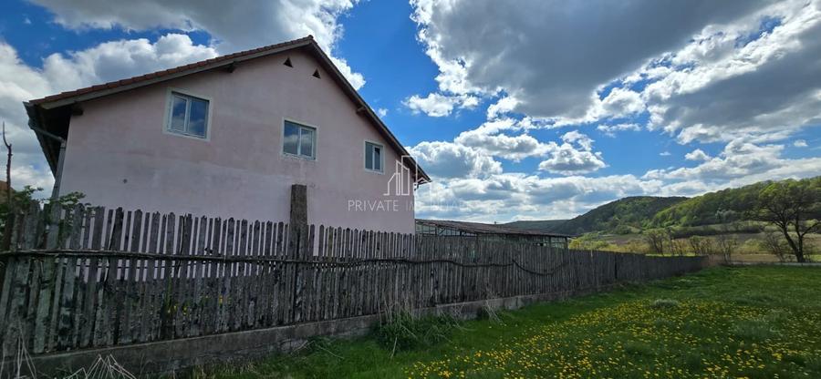Clădire multifuncțională de vânzare, 470mp utili/nivel, Saes, judet Mures