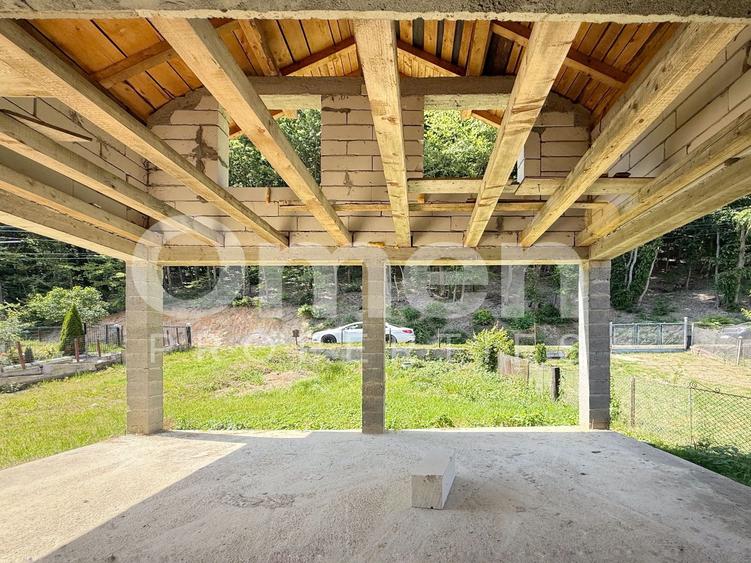 Casa la rosu de 304 mp utili, in Baita,Maramure-colț de rai într-o zonă retrasă