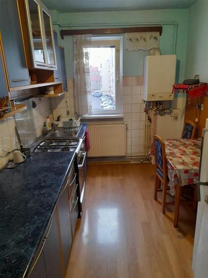 Apartament 3 camere balcon pivnita zona Vasile Aaron