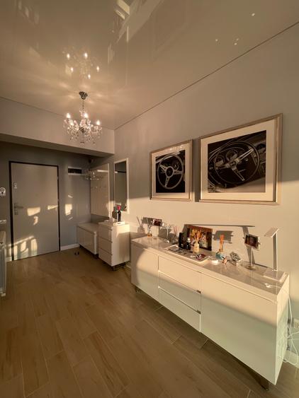Statiunea Mamaia--Centru, apartament deosebit cu vedere frontala spre lac
