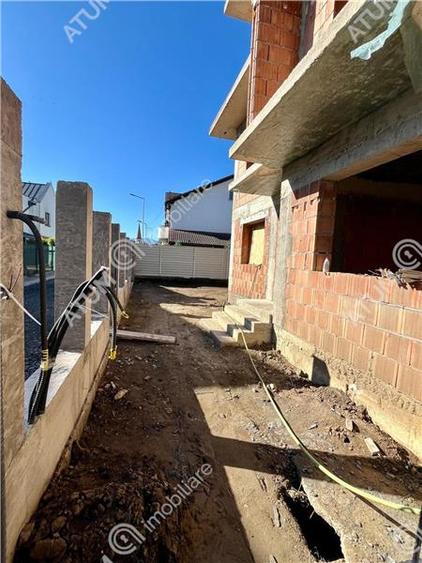 Casa cu 4 camere 2 bai si teren de 230 mp Selimbar