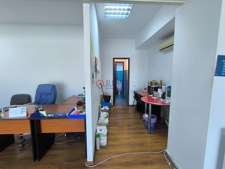 CENTRU ATELIERELOR - Birou luminos cu baie proprie !