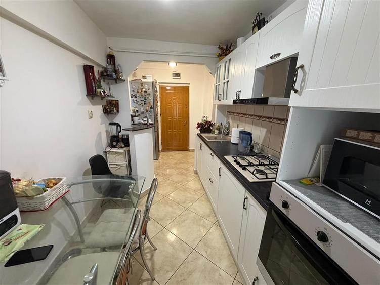 Apartament 3 camere, renovat, Supeco , etaj 4 cu acoperis