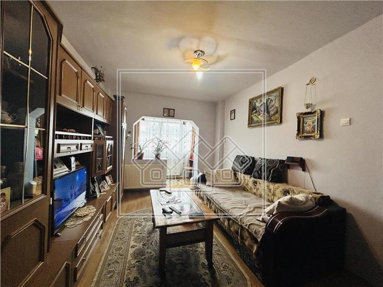 Ap decomandat, cu 2 camere, balcon, etaj 4/8 - M. Viteazu