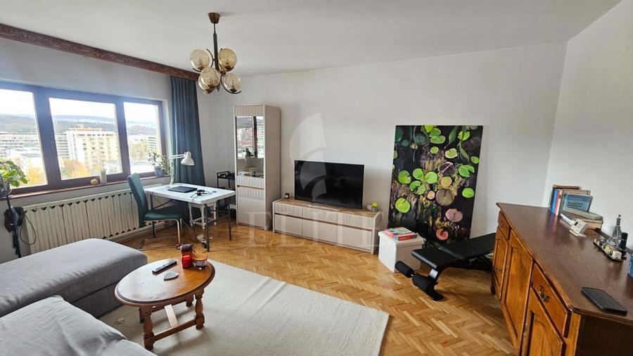 Apartament 3 camere în zona Calea Floresti
