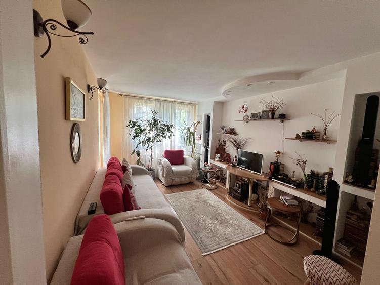 Far apartament 3 camere decomandat etaj 1 loc parcare