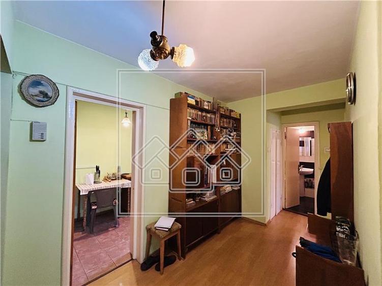 Ap cu 3 camere, balcon, Zona Strand, la cheie, zona buna