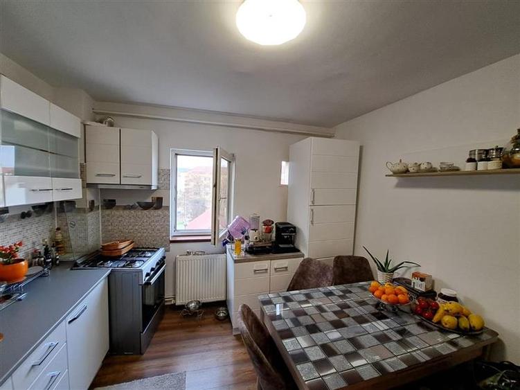 Apartament 3 camere, centrala termica, decomandat, 65 mp, 2 bai, Complex Student