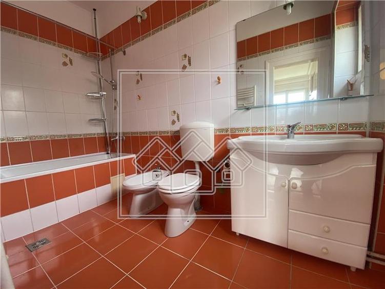 Apartament spatios, 4 camere, 2 bai, zona  Parcul Sub Arini