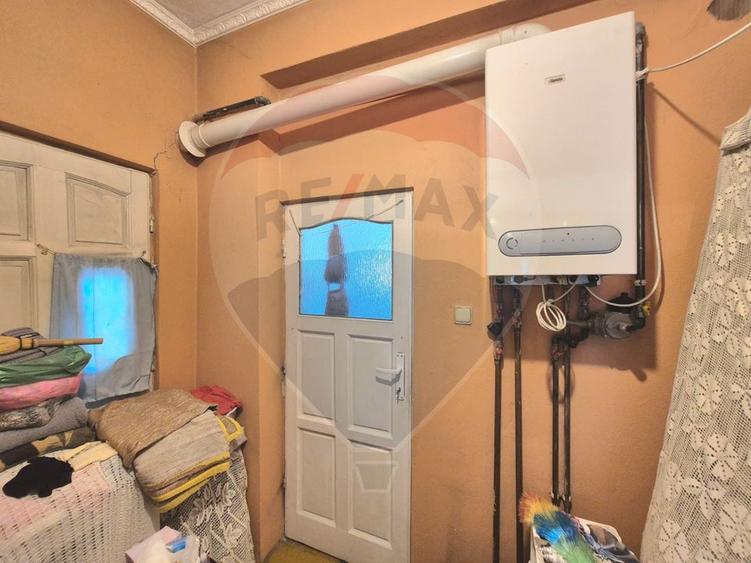 Casă cu teren generos de 1.100 mp, de vânzare în cartierul Pârneava –