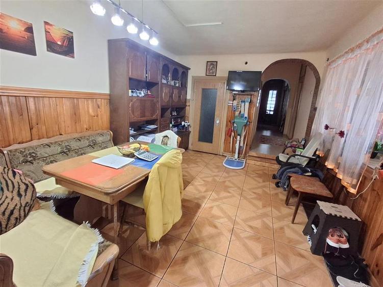 Casa cu doua apartamente garaj pivnita in Cisnadie