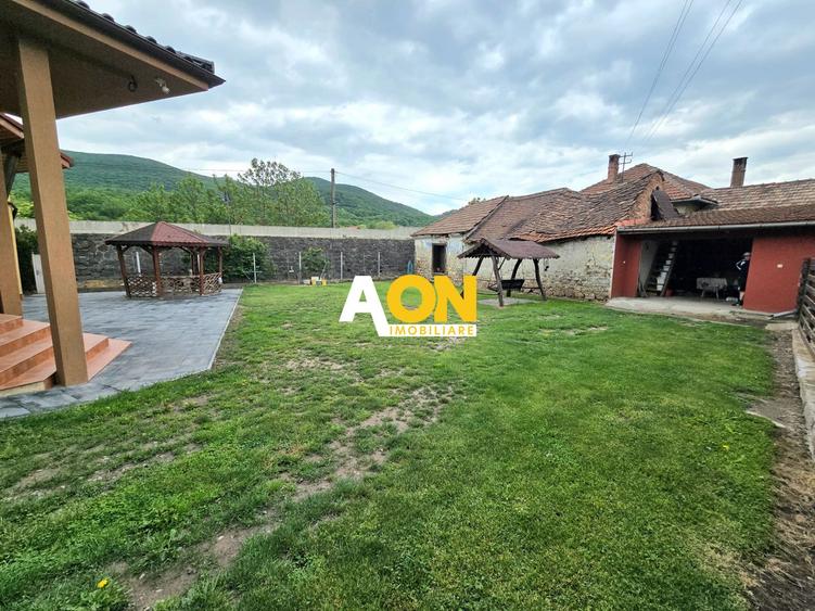 Casă Individuală, 1715mp Teren, Ampoița
