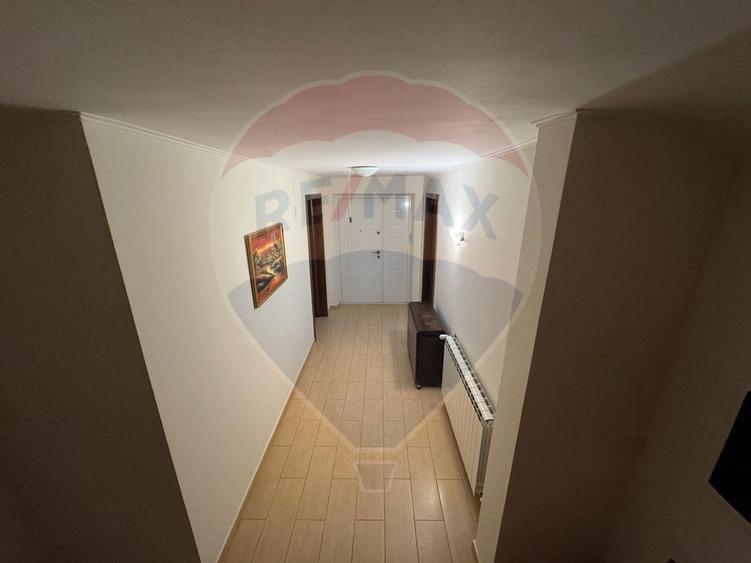 Casă / Vilă cu 6 camere de vânzare în zona Darmanesti