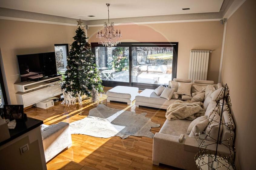 Casă / Vilă de lux cu 6 camere de vânzare în Șcheia, Suceava