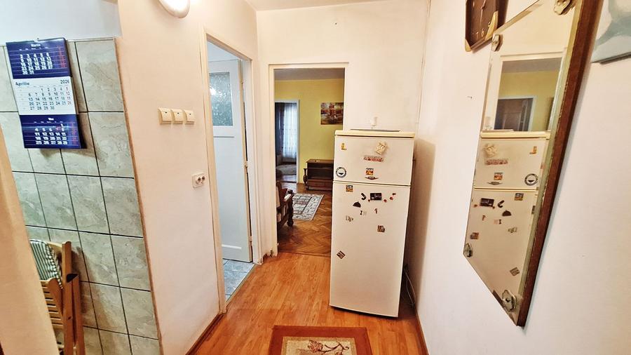 Piata Astra, apartament 2 camere la etajul 1, liber, 93000 euro neg