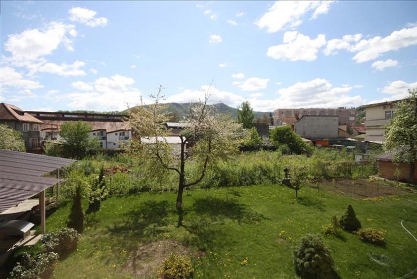 Apartament central cu acces la gradina si 2 locuri parcare