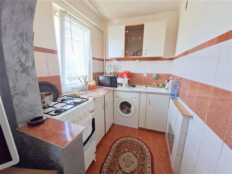 Apartament 3 camere, renovat, mobilat si utilat, zona Cora