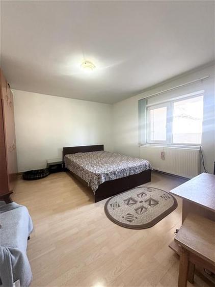 Casa cu Potential Multiplu, Pretabila Pentru Doua Familii sau Business, Chiar la