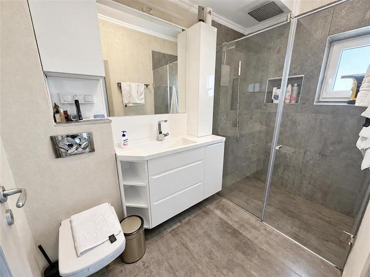 Apartament de LUX cu 4 camere 2 bai si 2 parcari in Cartier Deventer