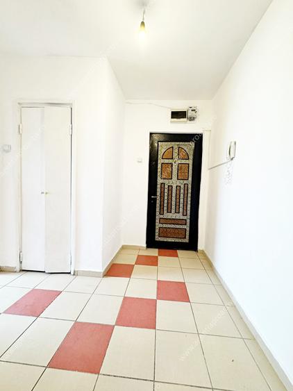 Apartament cu 3 camere, în cartierul Micro 16, 70 mp.