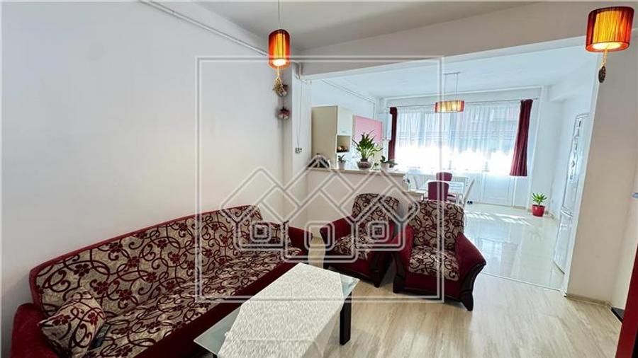 Apartament de vanzare cu 3 camere, balcon + parcare, mobilat si utilat