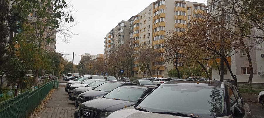 Vanzare apartament 3 cam la parter cu balcon stradal zona Parc Sebastian sect 5