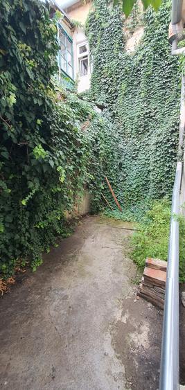 Inchiriez garsoniera la casa , zona Centrala (Str.9Mai),cu acces la o mica curte