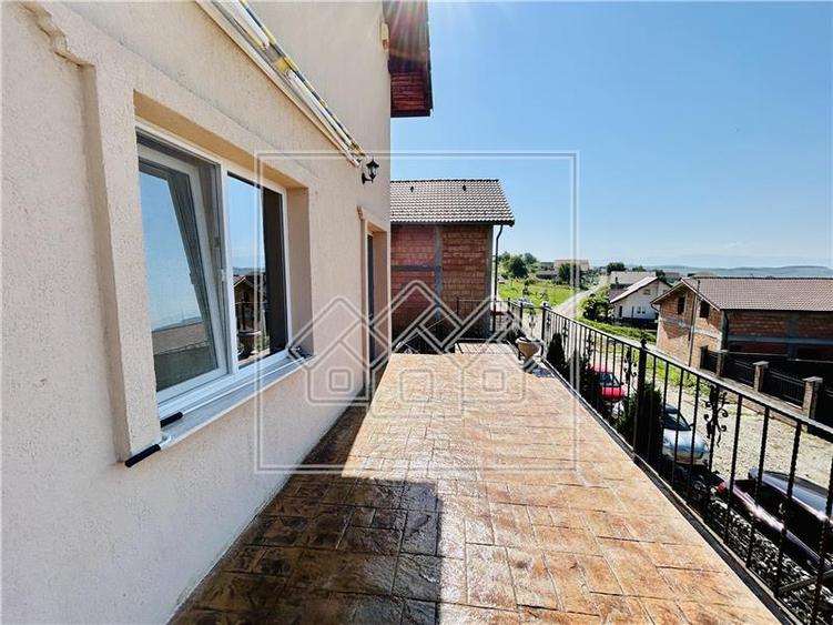 Casa individuala in Sura Mare cu 2 garaje, 2 terase si teren de 493 mp