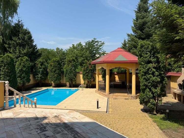 Vila 9 camere cu piscina si teren de 1.000 mp