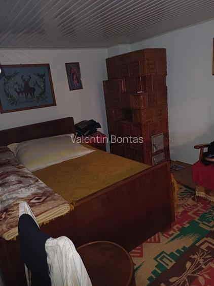     Casă individuală cu anexe de vânzare în Roman, zonă liniștită - 2