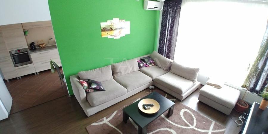 Apartament pe două niveluri cu garaj și parcare.