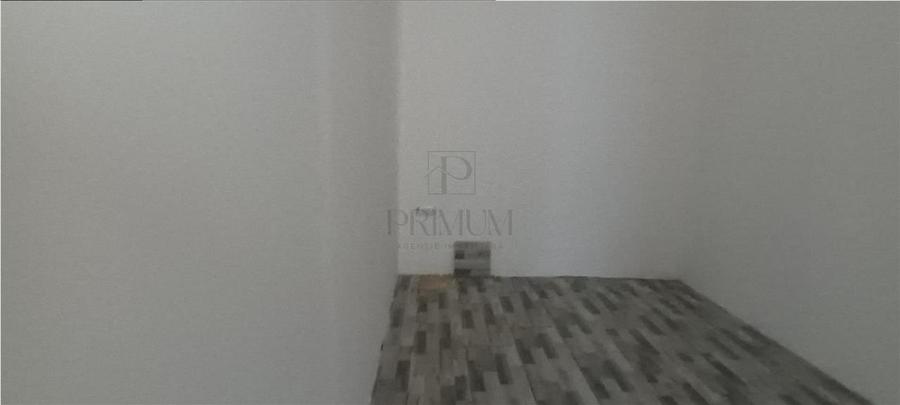 Spatiu Comercial cu 3 usi din sticla si vitrine mari - Elisabetin