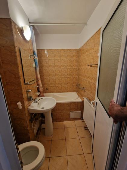 Vest se vinde apartament decomandat doua camere pret 81000 euro negociabil.