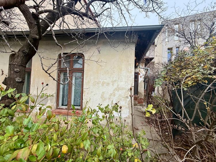 Teren + Casa demolabila sau renovabila pe Calea Serban Voda