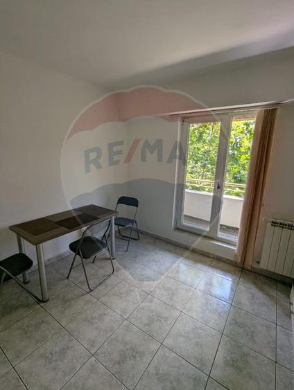 Apartament cu 2 camere de închiriat în zona P-ta Sfanta Vineri