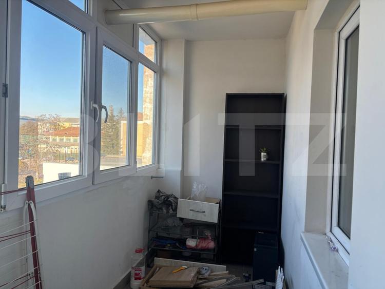 Apartament de vanzare, cu 2 camere, 50 mp, etaj 3, zona Independentei