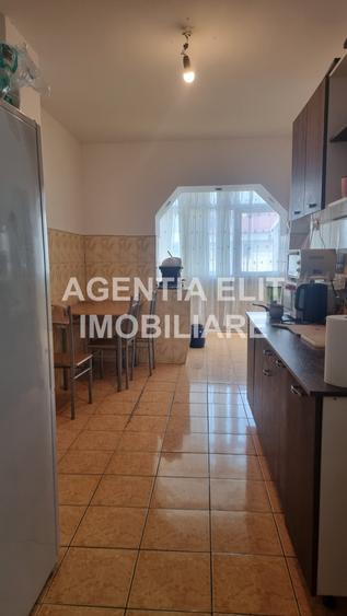 Apartament 4 camere, zona Piata Mare
