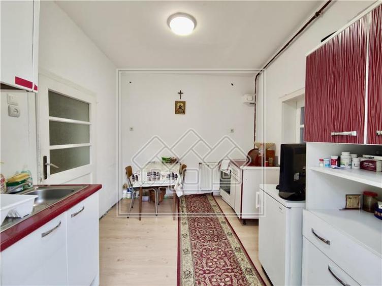 Ap 4 camere - etaj 2 - zona Ultracentrala - ideal investitie