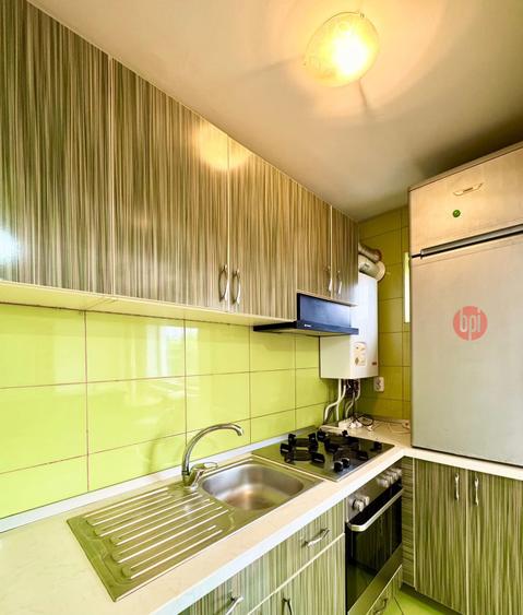 SE INCHIRIAZA micro-apartament tineresc, 2 camere, etaj 4 (cu sarpanta), situat
