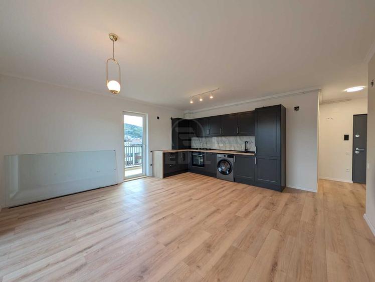 Apartament 3 camere semdecomandat zona Eroilor