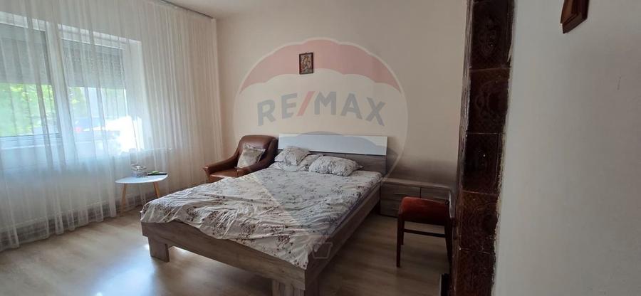 Casă de vânzare cu mansardă – spațioasă în Chișineu-Criș
