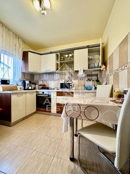 Duplex cu 4 camere situat la asfalt, in zona Planetelor
