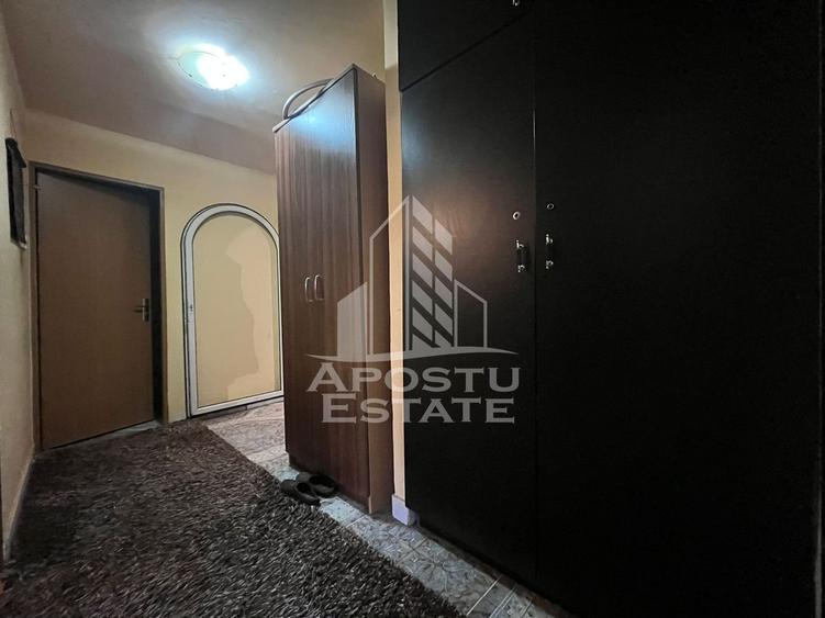 Apartament cu 3 camere, 2 bai, 2 balcoane, zona Vladeasa