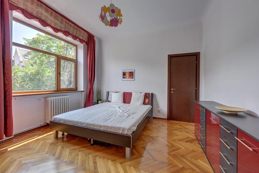 Apartament 4 camere si mansarda in vila, Calarasilor Traian