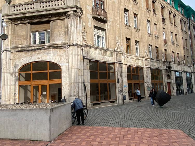 Spatiu stradal ULTRACENTRAL cu vitrine! Comision 0