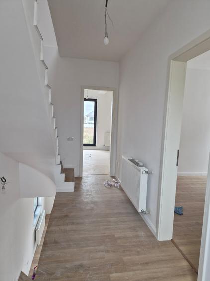 Vilă elegantă cu 5 camere si 3 bai + mansarda + garaj – Zona Cristalului