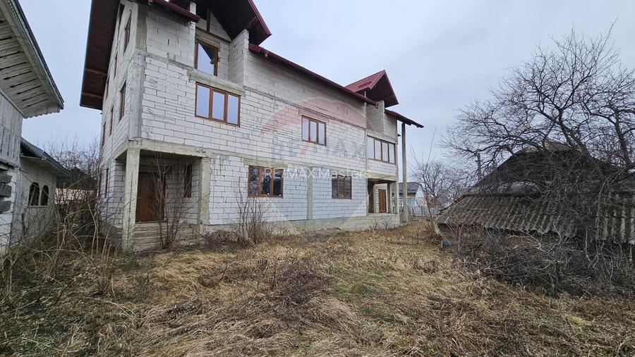 Casă / Vilă cu 12 camere, teren intravilan de 2869mp în Siminicea, SV - 33