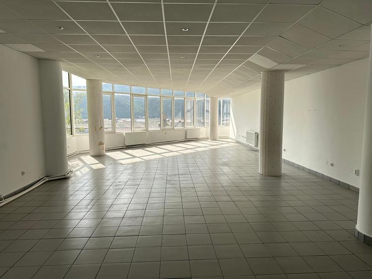 Clădire emblematică de vânzare în Piatra Neamț – fost sediu de firmă